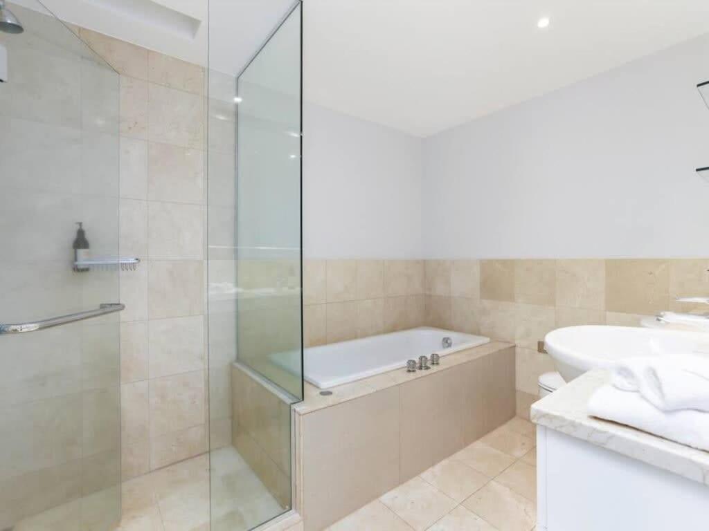 Bright One Bedroom Beauty With Balcony And Unbeatable Views Auckland Dış mekan fotoğraf